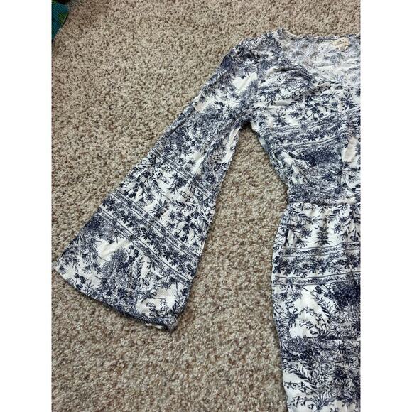 O'Neill Women's Mini Dress, Bell sleeves; women's Medium Blue floral/tropical - Picture 9 of 14